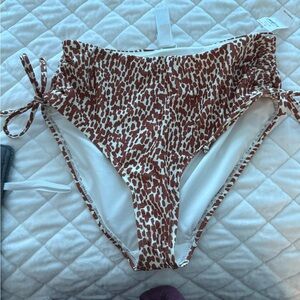 Medium Old Navy, swim bottom with tags